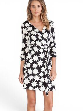 Diane von Furstenberg Julian Two Silk Wrap Dress Star Print Size 8